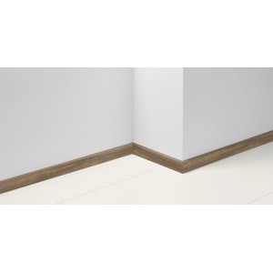 Parador Sockelleiste SL 3 Eiche D112, 40mm hoch, an weißer Wand und Boden.