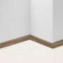 Parador Sockelleiste SL 3 Eiche D112, 40mm hoch, an weißer Wand und Boden.