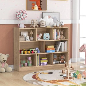 Helles Bücherregal aus Holz mit 8 Fächern auf 3 Ebenen, gefüllt mit Spielzeug und Büchern im Kinderzimmer.