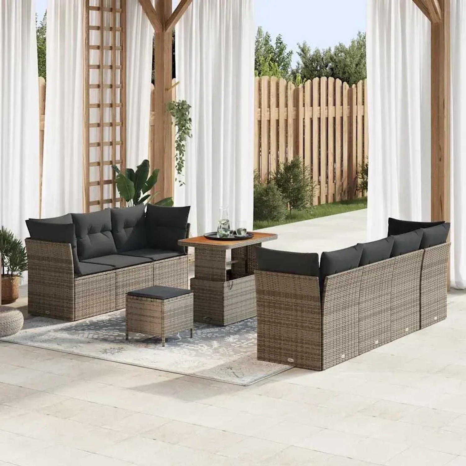 10-teiliges Gartenmöbel-Set: Sofa, Sessel, Hocker und Tisch aus grauem Rattan mit Akazienholz-Tischplatte.