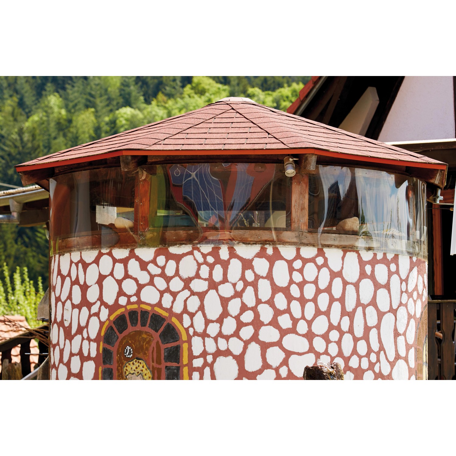 Transparente Verglasungsfolie "primus" als Windschutz für eine Turmkonstruktion.