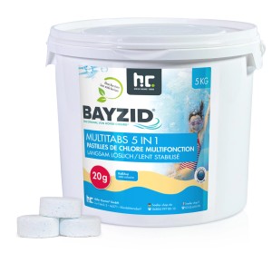 Bayzid Multitabs 5in1 5kg für Pools: Chlortabletten im Eimer, mit 3 Tabletten im Vordergrund.