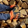 Hände mit OBI Arbeitshandschuhen (Größe 10) halten Holz vor Holzstapel. Gartenbekleidung.