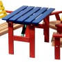 Mehrfarbige Kindersitzgarnitur (4-teilig) von Dobar mit Tisch, Bank und Stühlen aus FSC®-Holz.