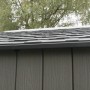 Detailansicht: Lifetime Gerätehaus Stella mit Kunststoffverkleidung und Dach.