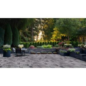 Verlegte EHL Artano Terrassenplatten in Grau-Anthrazit, 60x30x4 cm, auf einer Gartenterrasse.