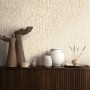 Moderne Vliestapete in Creme-Gold von A.S. Creation mit strukturierter Oberfläche an der Wand.