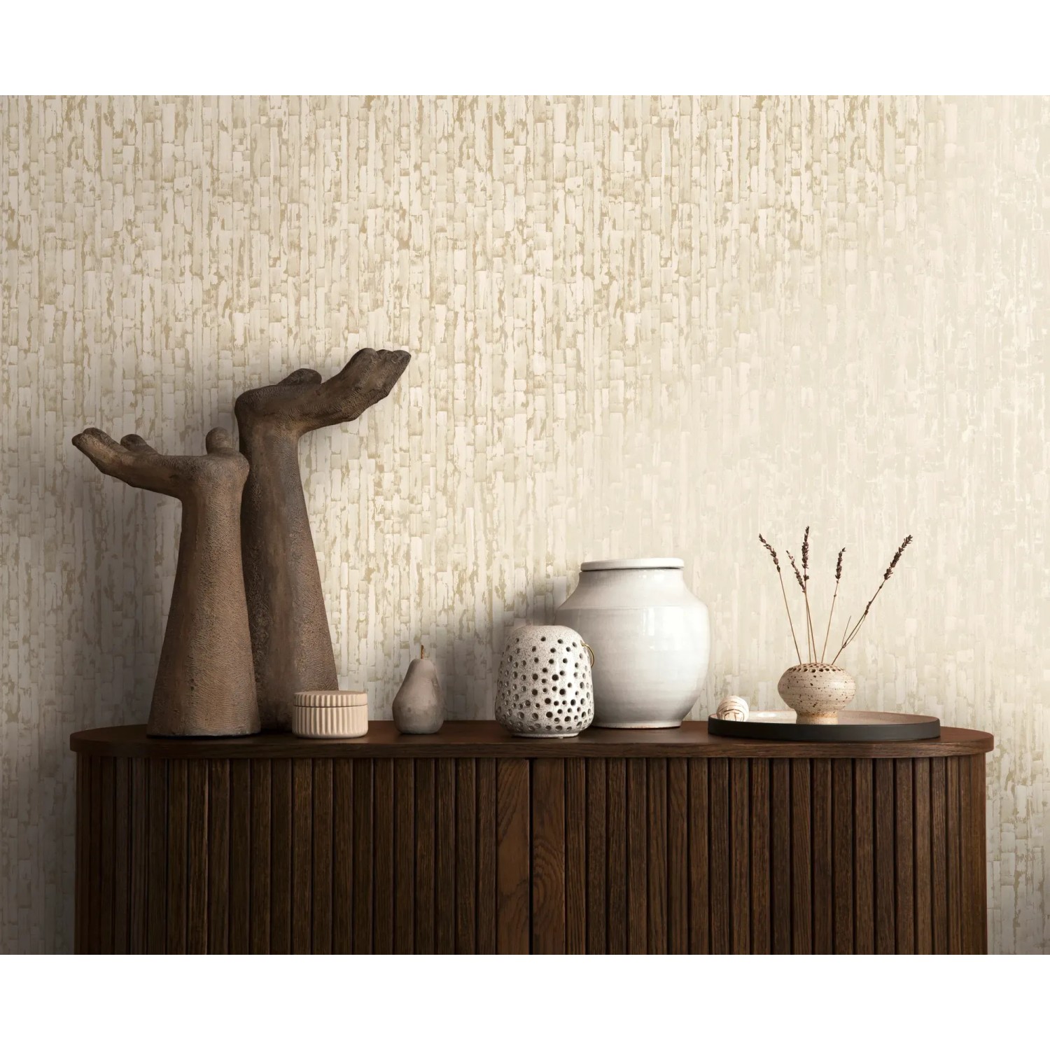Moderne Vliestapete in Creme-Gold von A.S. Creation mit strukturierter Oberfläche an der Wand.