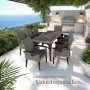 Grauer Rattan Gartenstuhl Rosarno mit Holzgestell, Armlehnen und schwarzem Polster auf Terrasse.