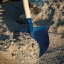 Sonneck Frankfurter Schaufel mit Buchenstiel im Einsatz beim Schaufeln von Sand.