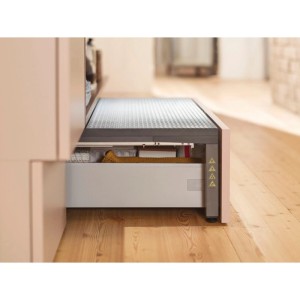 Blum Space-Step Sockelbeschlag Set mit ausziehbarer Trittfläche und Stauraumschublade in moderner Küche.