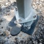 MCW Bodenhülse Ø 49mm für Sonnenschirme. Graues Metall mit schwarzem Pedal, sichert den Mast im Boden.