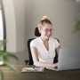 Frau sitzt auf ML-Design Bürostuhl, ergonomischer Schreibtischstuhl aus schwarzem Mesh vor Laptop.