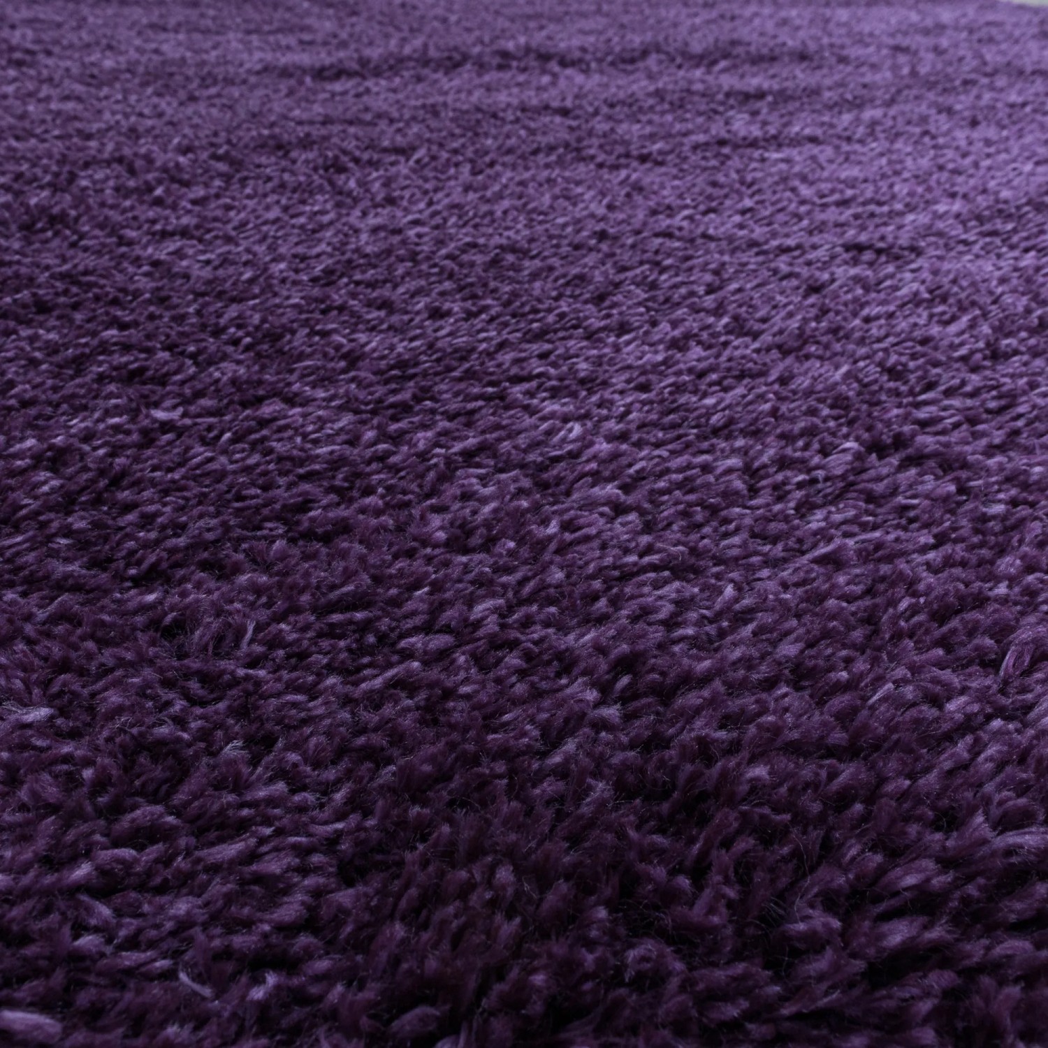 Nahaufnahme: Ayyildiz Hochflorteppich Fluffy 3500 in Violett, runder Shaggy Teppich.