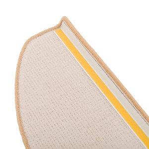 Detailaufnahme: Nussbraune Sisal Stufenmatte mit Klebestreifen für sicheren Halt.