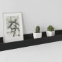 Schwarze Fotoleiste Bix (40x15x4 cm) an der Wand mit Bilderrahmen und kleinen Kakteen.
