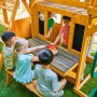 Zwerkules Bolzo Spielturm aus Holz: Kinder spielen an Tisch & Spielküche. Mit Rutschen & Schaukeln für den Garten.