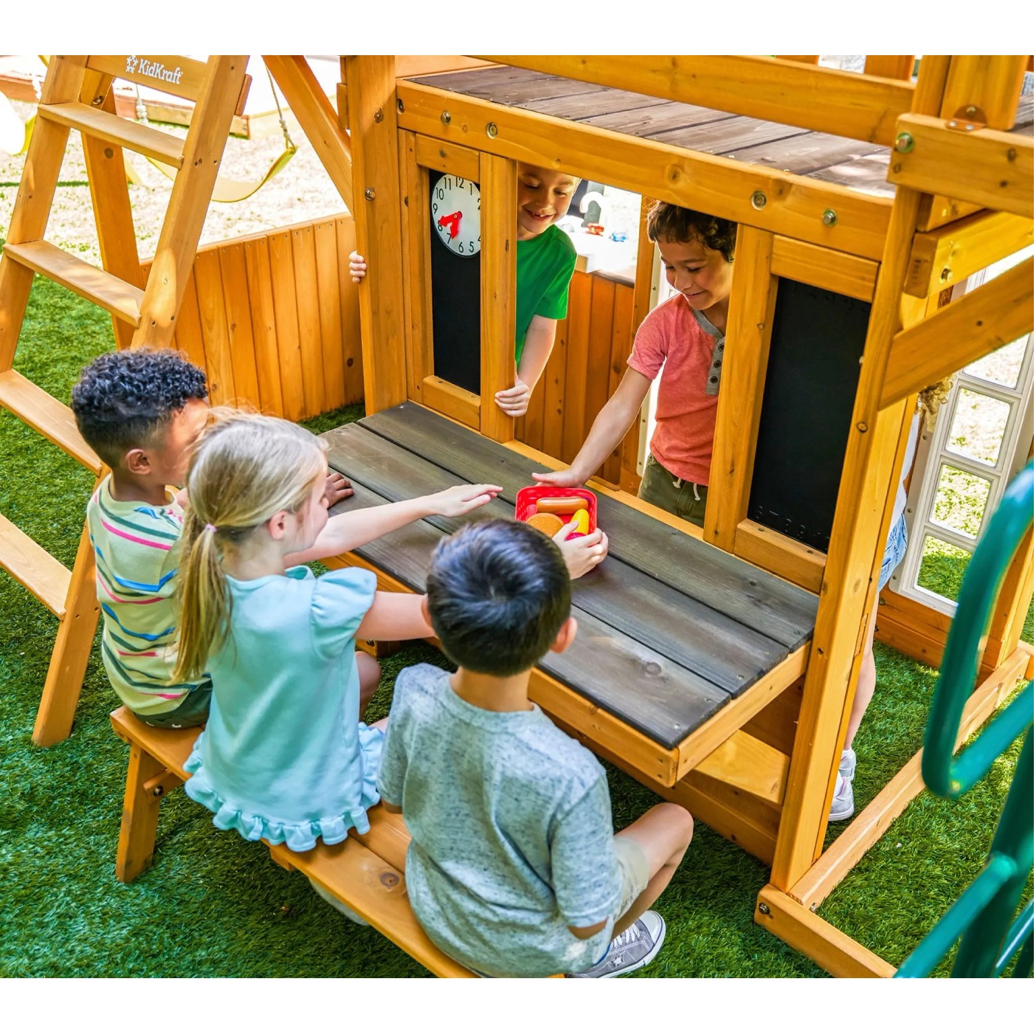 Zwerkules Bolzo Spielturm aus Holz: Kinder spielen an Tisch & Spielküche. Mit Rutschen & Schaukeln für den Garten.