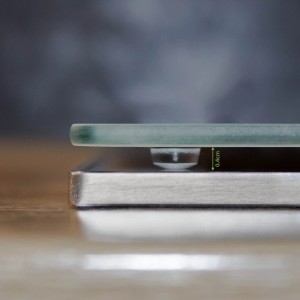 Detailaufnahme: Glas Herdabdeckplatte mit Gumminoppen für Ceranfeld Schutz.