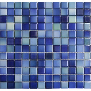 Mosaikmatte Keramik, blau-türkis meliert, 30x30 cm. Quadratische Mosaikfliesen in verschiedenen Blautönen.