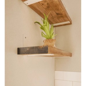 Weiße HEVVA Regalwinkel FREIBERG halten zwei Holzregale an der Wand. Stabile, pulverbeschichtete Regalhalterungen.