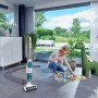 Leifheit Akku-Saugwischer Regulus Aqua PowerVac im Einsatz auf Fliesenboden.