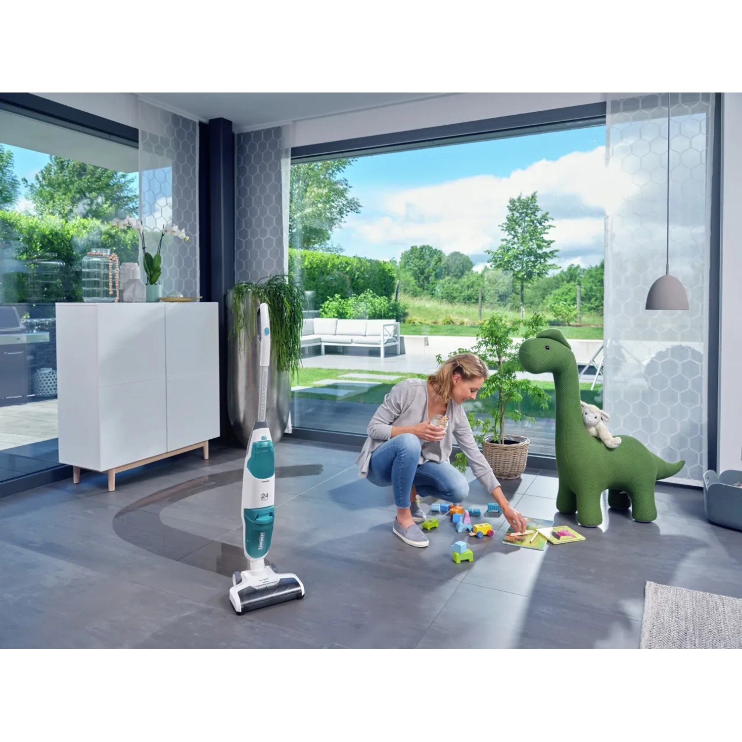 Leifheit Akku-Saugwischer Regulus Aqua PowerVac im Einsatz auf Fliesenboden.