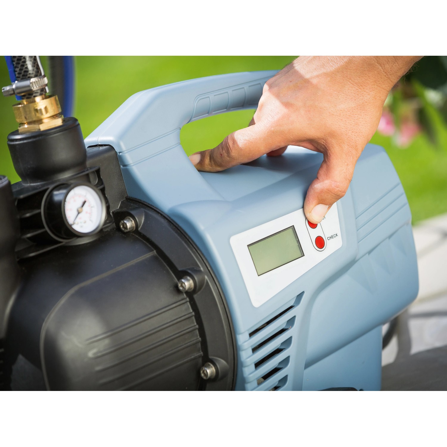 Hauswasservollautomat HWA 4100 mit LCD-Display und Hand in Bedienung.