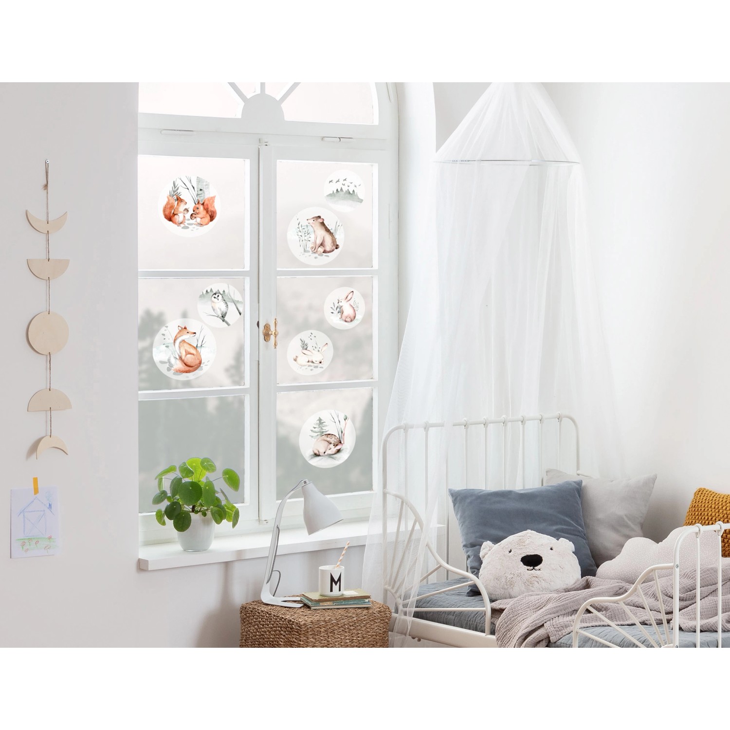 Fenster mit Komar Fenstersticker Sweet Fairyland mit Waldtiermotiven.