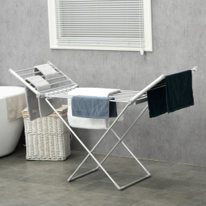 Silberner, elektrischer HOMCOM Wäscheständer aus Aluminium mit Wäsche im Badezimmer.