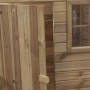 Detailansicht: SwingKing Spielhaus Laura mit Tür und Fenster. Holzstruktur sichtbar.