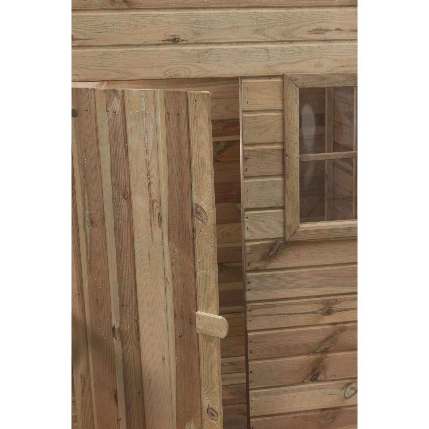 Detailansicht: SwingKing Spielhaus Laura mit Tür und Fenster. Holzstruktur sichtbar.