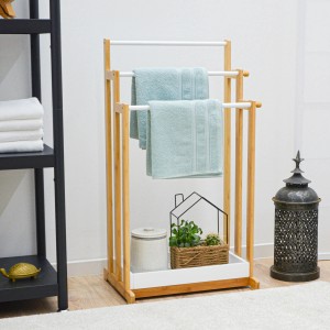DuneDesign Handtuchhalter aus Bambus mit 3 Stangen und Ablage im Bad.