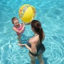 Mutter und Tochter spielen mit gelbem Bestway Wasserball im Pool.