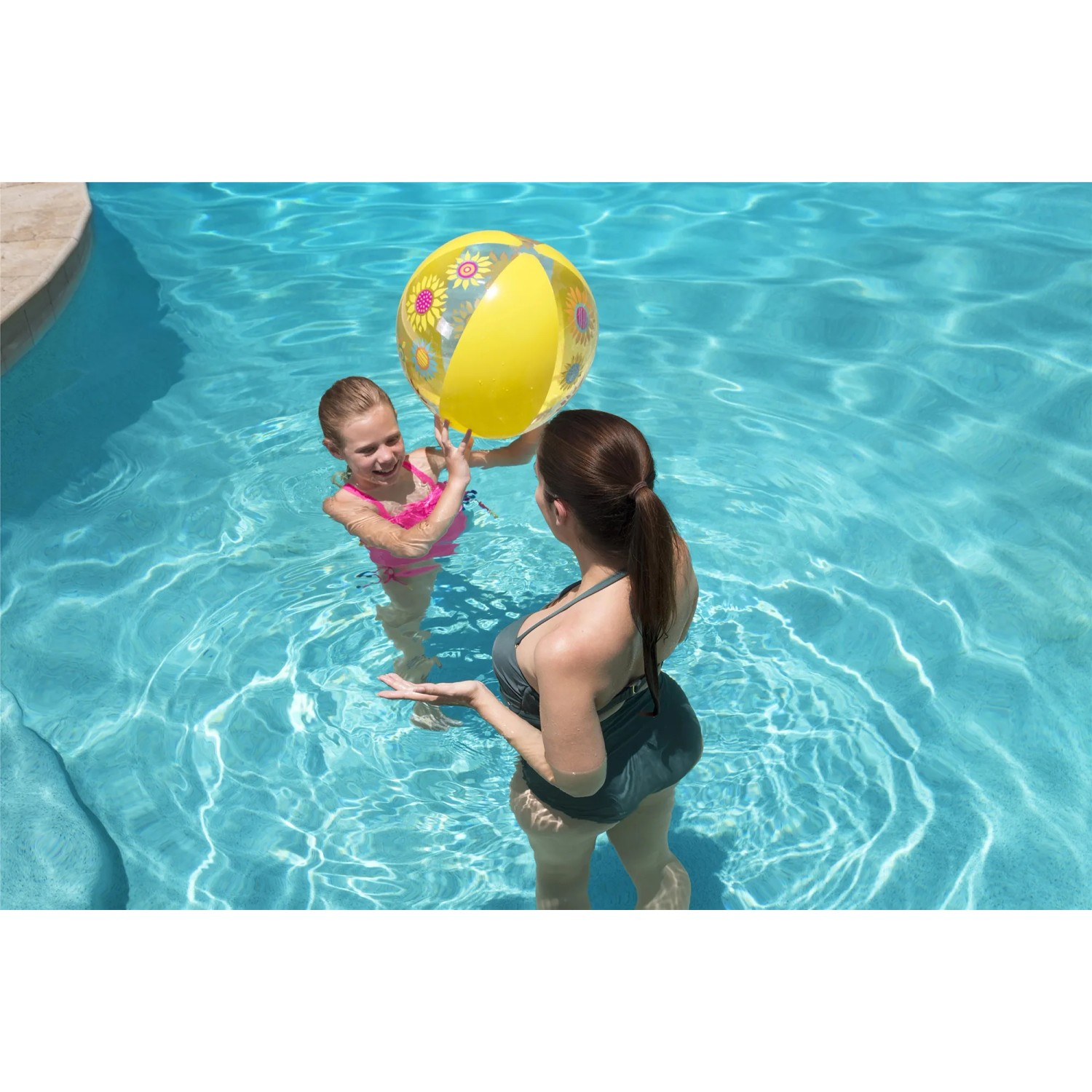 Mutter und Tochter spielen mit gelbem Bestway Wasserball im Pool.