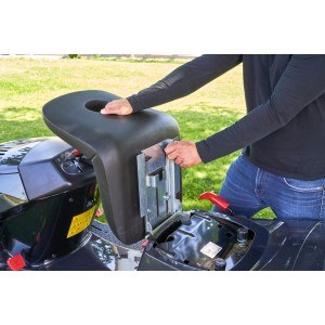 Detailaufnahme: Sitzmontage am Al-Ko Benzin-Rasentraktor Comfort 18-111.4 HDS-A V2.