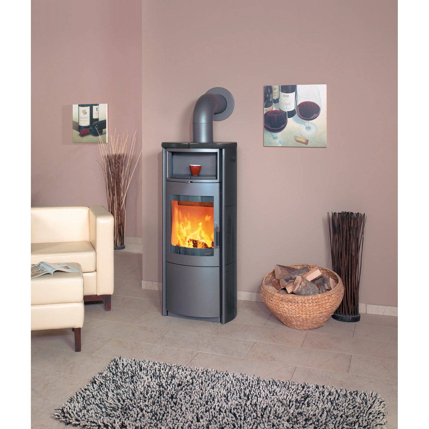 Hark Nika Eco plus Kaminofen, Meteorschwarz, 7 kW, mit Ofenkacheln und Automatik im Wohnraum.