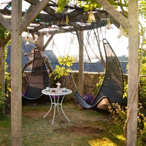 Relaxdays Gartentisch Stahl Weiß Mit Schirmloch 72 cm x 70 cm 6,2 kg