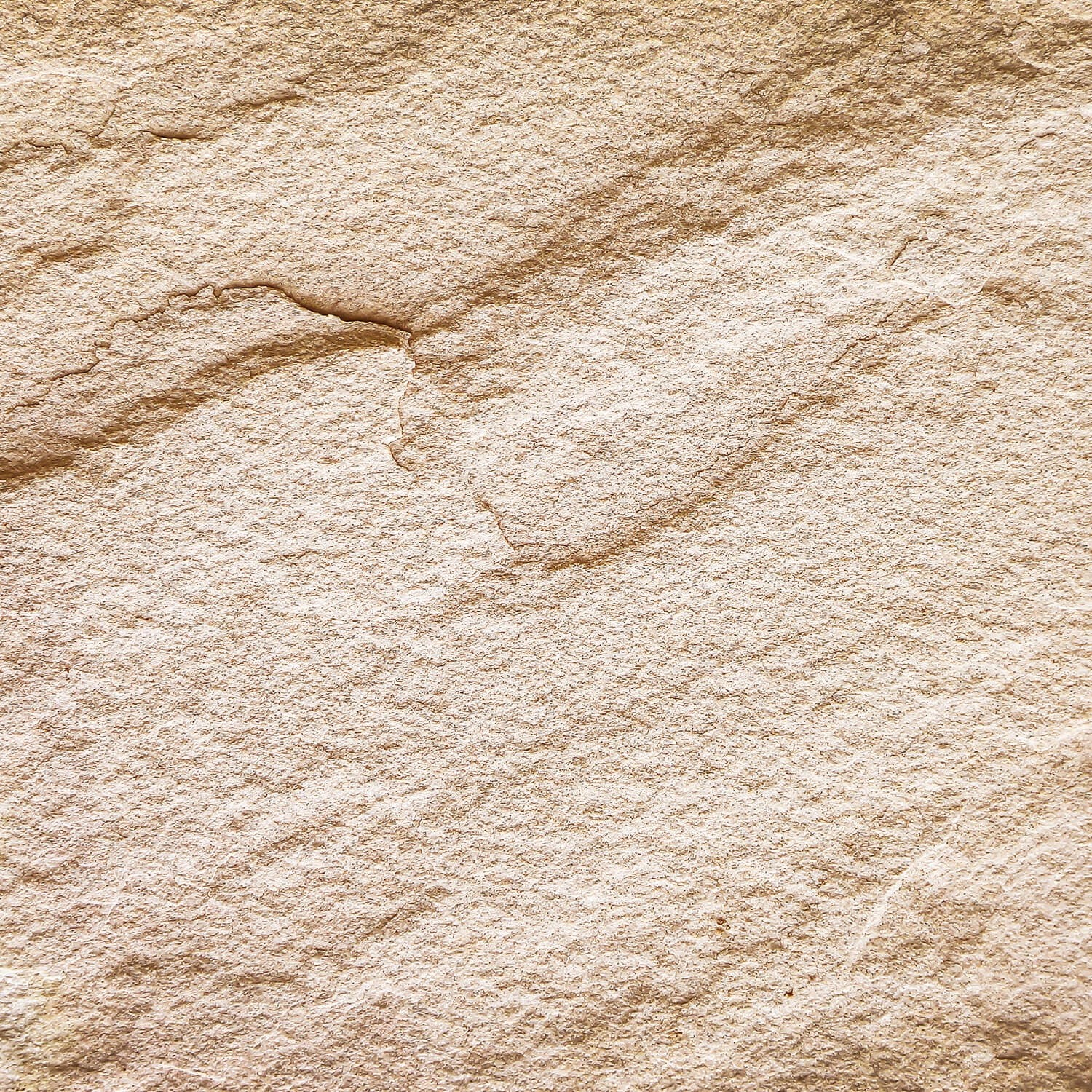 Nahaufnahme eines gespaltenen Galamio Sandstein Randsteins (40x20x10).