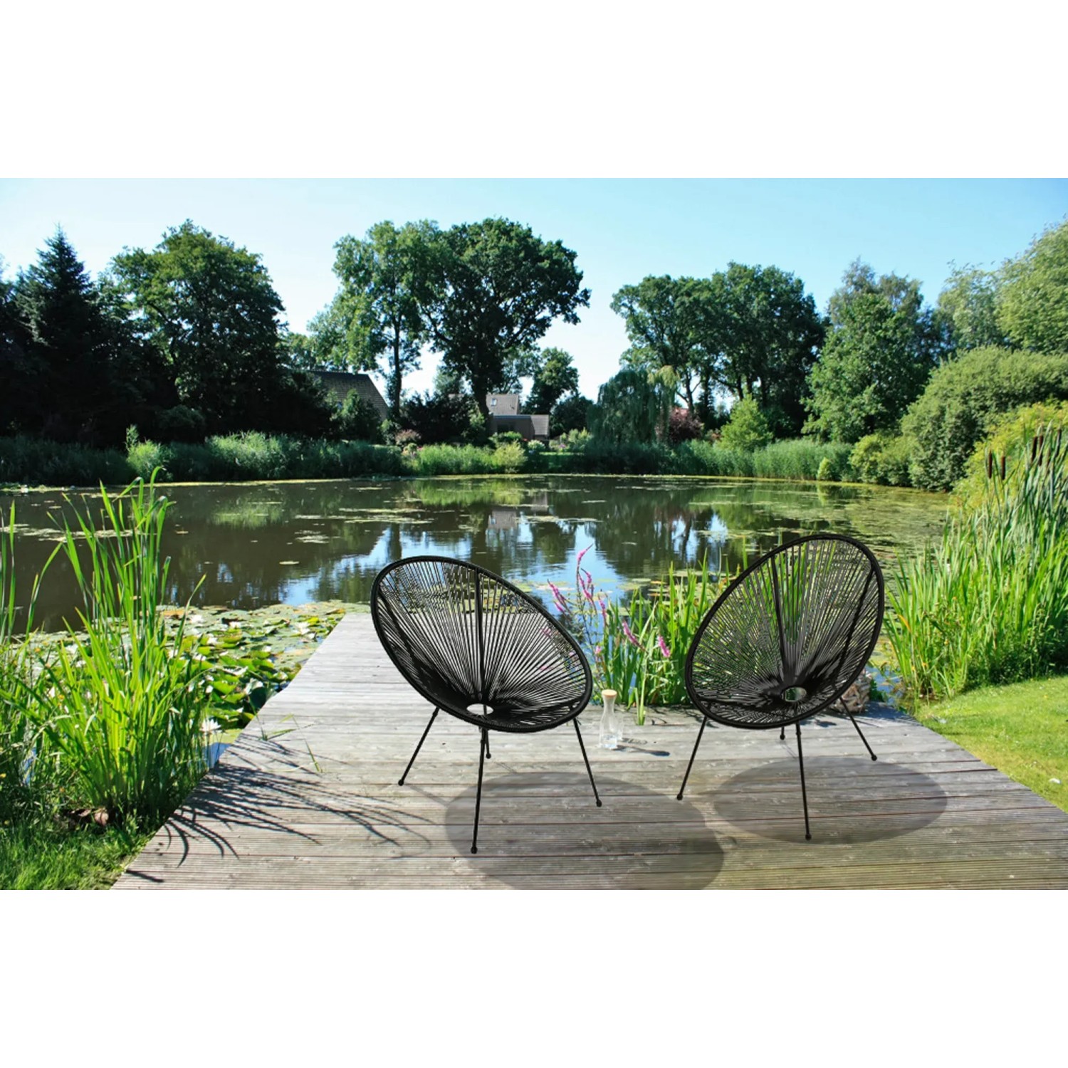 2er Set Garden Pleasure Relaxsessel Dalida, schwarze Gartenstühle mit Seilbespannung vor Teich.