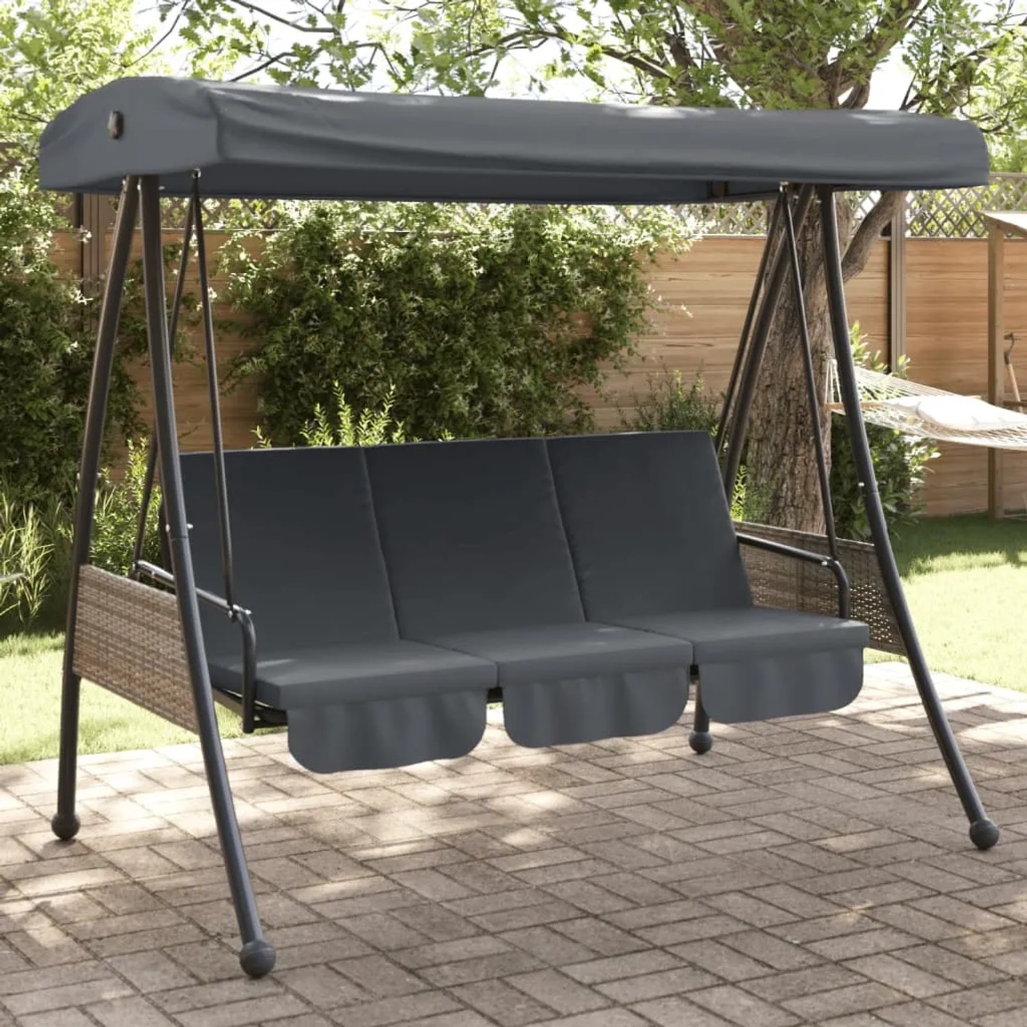 Dunkelgraue vidaXL Hollywoodschaukel mit verstellbarem Dach im Garten.