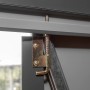 Detailaufnahme: Verschlussriegel am Spacemaker Metall-Gerätehaus, grau.