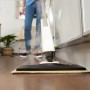 Kärcher Dampfmopp SC 2 Upright in Nutzung: Reinigt Holzboden mit Dampf. Ideal für hygienische Sauberkeit im Haus.