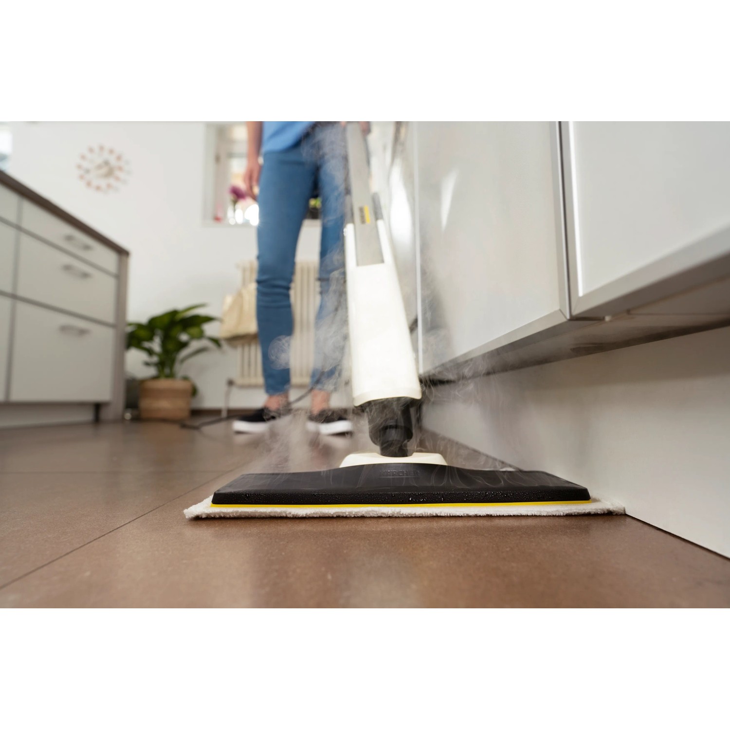 Kärcher Dampfmopp SC 2 Upright in Nutzung: Reinigt Holzboden mit Dampf. Ideal für hygienische Sauberkeit im Haus.