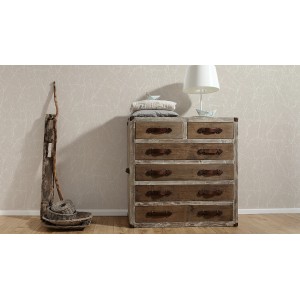 Beige Vliestapete Elegance 3 mit Struktur und Astmuster an der Wand.