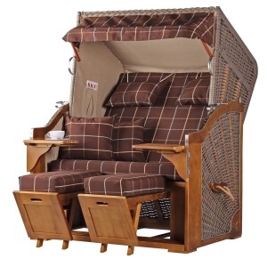 Zweisitzer Strandkorb Schleswig, Pinie Mokka, mit Fußstützen, Bistrotischen und karierten Polstern.