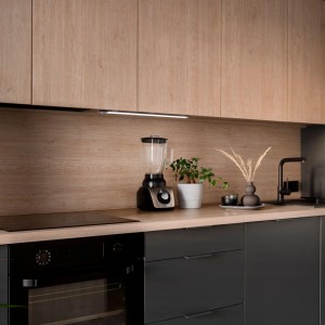 Emuca Kaus Black LED-Wandleuchte L240mm unter Küchenschrank. USB-wiederaufladbar mit Bewegungssensor.