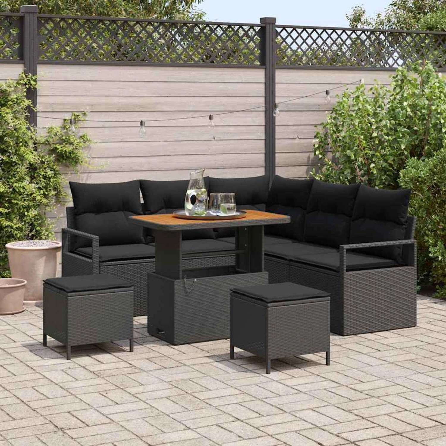 Schwarzes 8-tlg. vidaXL Garten-Sofa-Set aus Poly Rattan mit Tisch und Kissen.