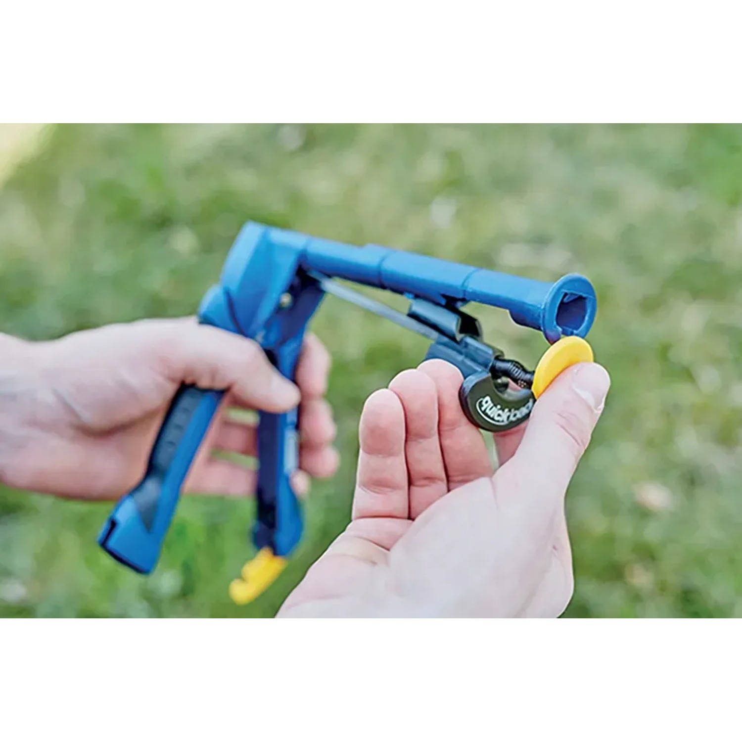 Rapid Zaunzange FP222 in Aktion, Detailaufnahme der Zange und einer Ringklammer in der Hand.