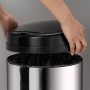Runder, silberner Juskys Mülleimer mit Sensor, 50L, Deckel wird von Hand geöffnet.